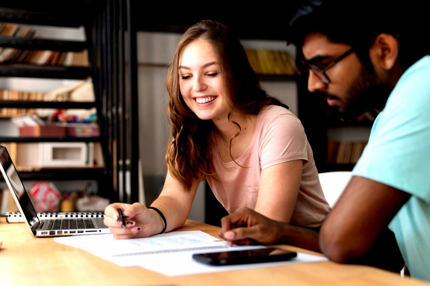 Antreprenori învățând metode practice de analiză financiară într-un format online interactiv